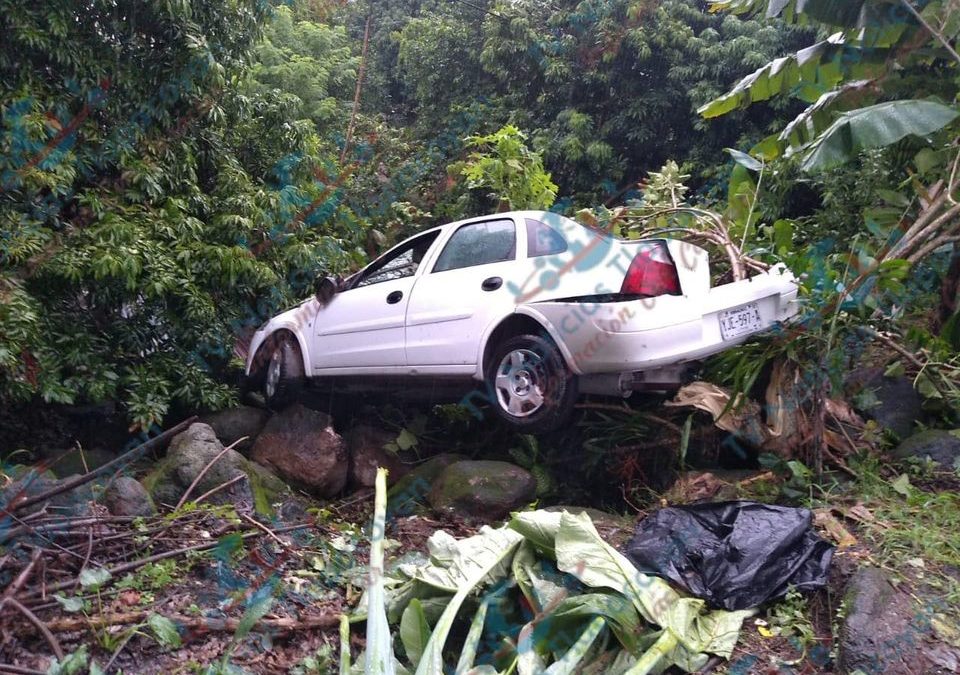 APARATOSA VOLCADURA EN LA CARRETERA TLAPACOYAN-MARTINEZ DE LA TORRE
