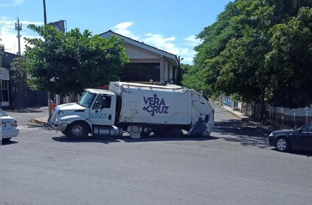 CAE EN SOCAVON CAMION DE LA BASURA