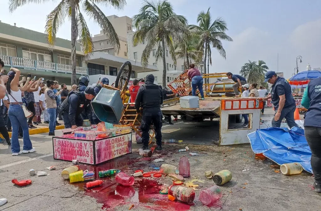 Zafarrancho en malecón, ambulantes intentan instalarse; autoridades lo impiden