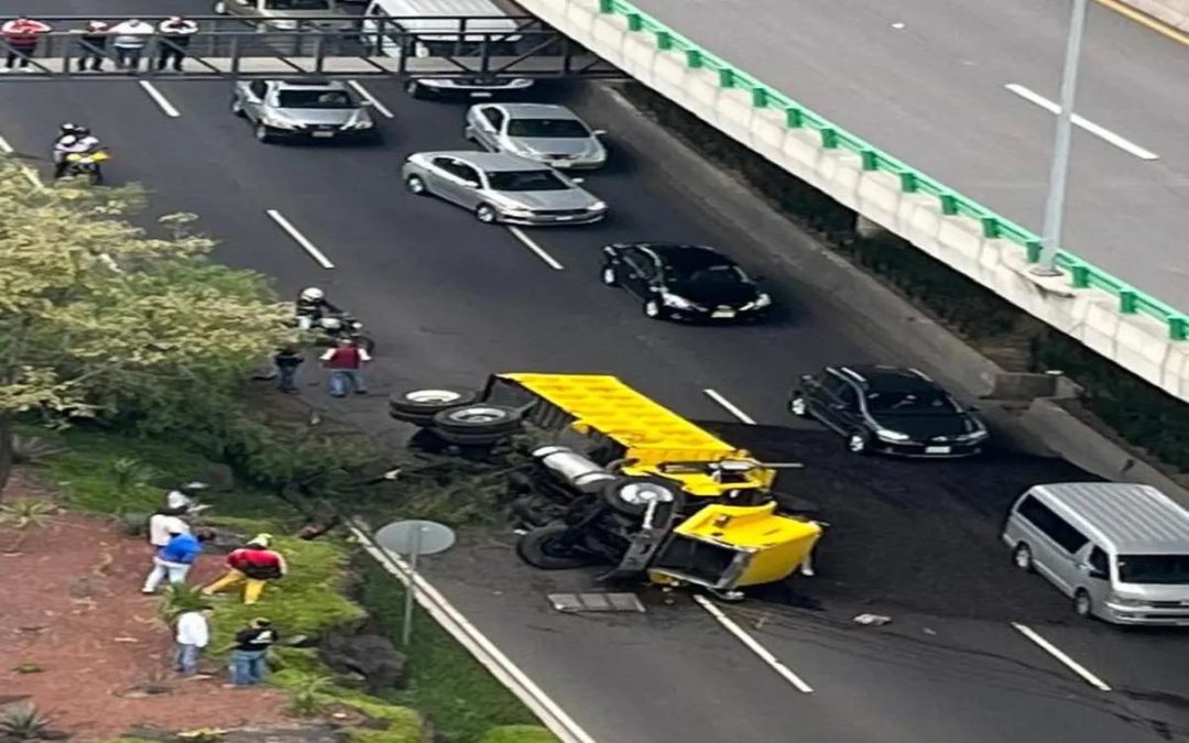 CAMIÓN QUE TRANSPORTABA TIERRA CAE FRENTE A PERISUR EN CDMX