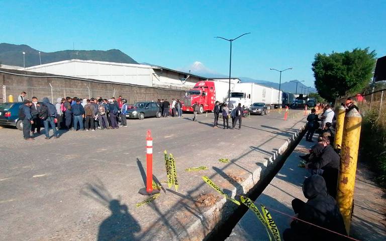 PROTESTAN Y BLOQUEAN CALLES EN IXTACZOQUITLAN TRABAJADORES DE SABRITAS