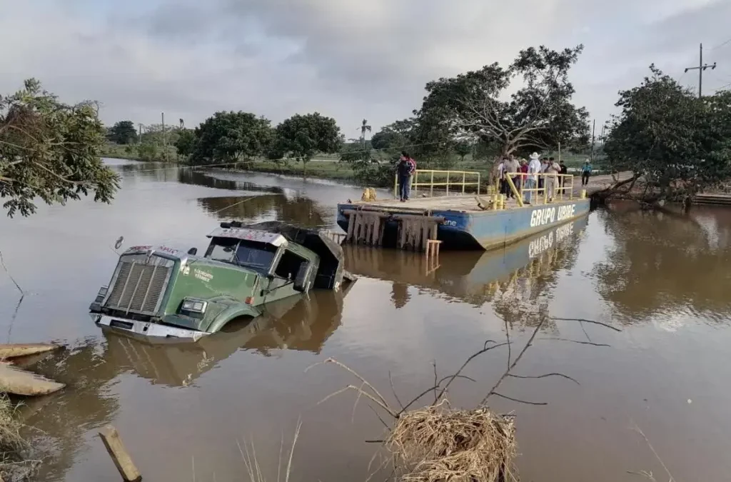 CAE VOLTEO AL RIO