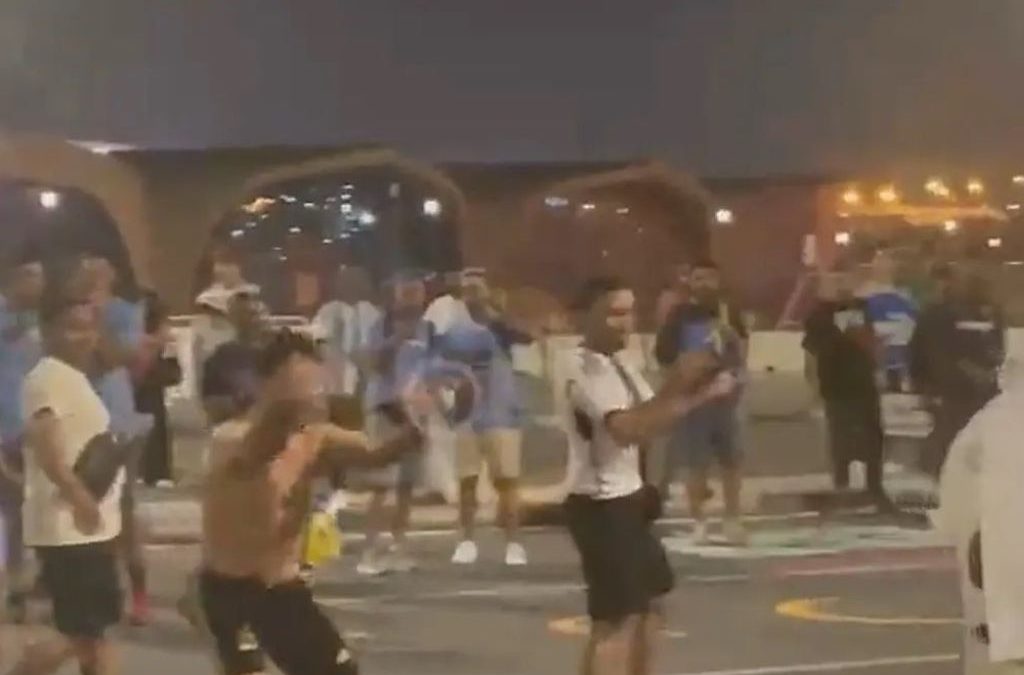 MEXICANOS Y ARGENTINOS PELEAN EN CALLES DE QATAR (VIDEO)