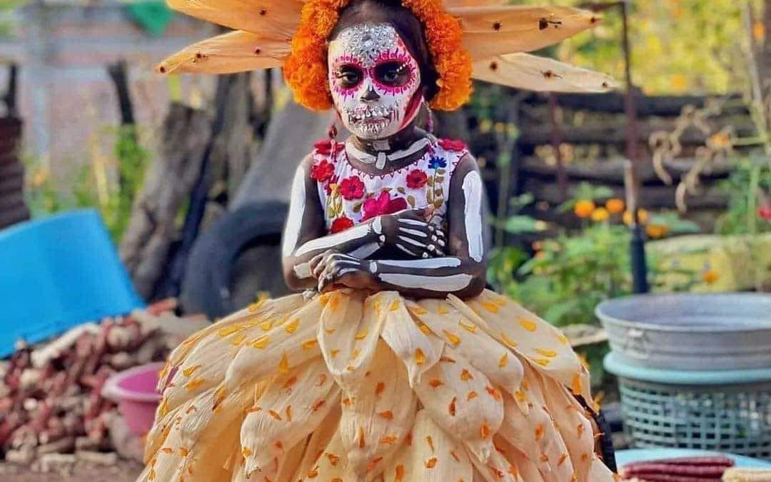 NIÑA GANA CONCURSO DE CATRINA CON DISFRAZ HECHO DE HOJAS DE MAÍZ