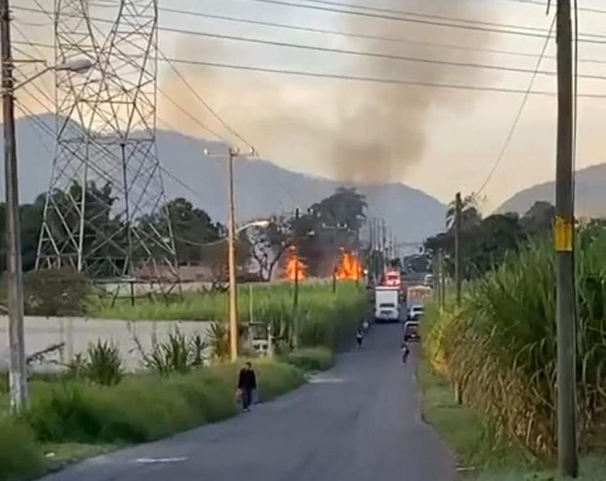 INCENDIO EN FABRICA DE TARIMAS EN IXTACZOQUITLAN