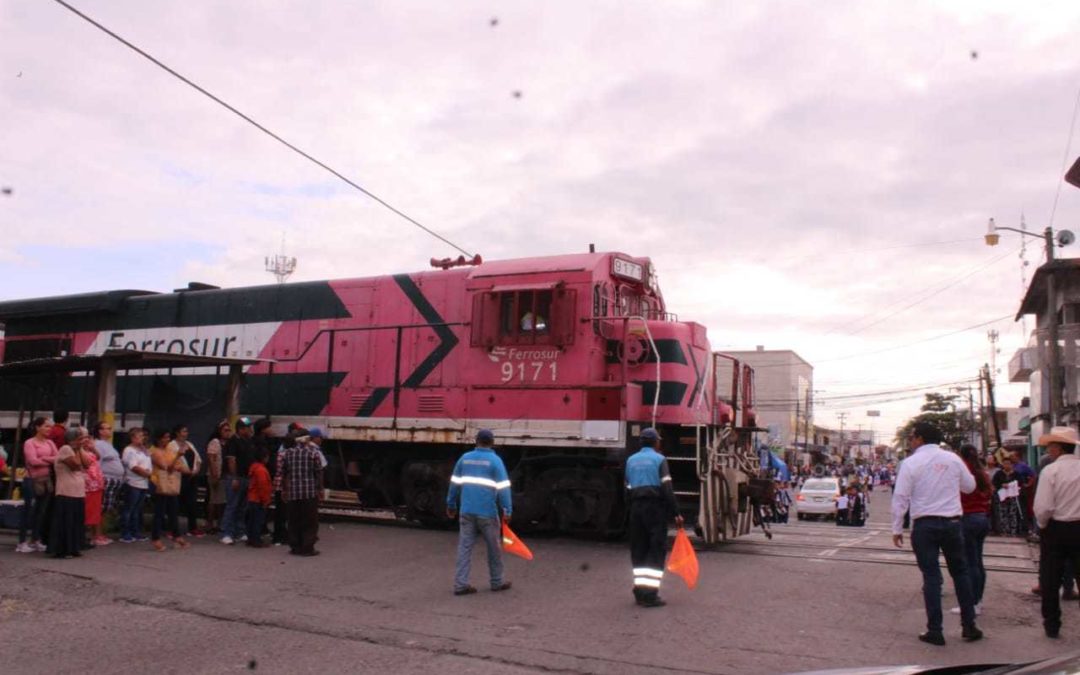 EN PIEDRAS NEGRAS, TREN PARTE EL DESFILE DEL 20 DE NOVIEMBRE (FOTOS)