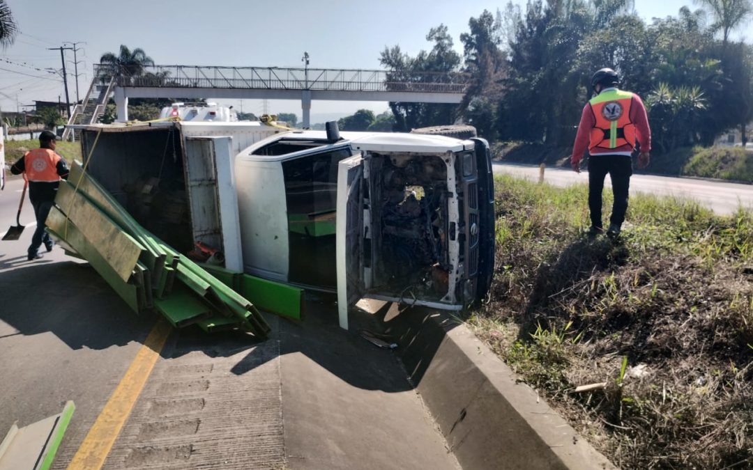 VUELCA CAMIÓN CON MATERIAL METÁLICO (FOTOS)