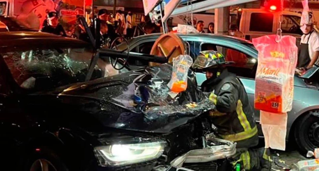AUTO CHOCA CONTRA PUESTO DE TACOS Y DEJA NUEVE HERIDOS (VIDEO)