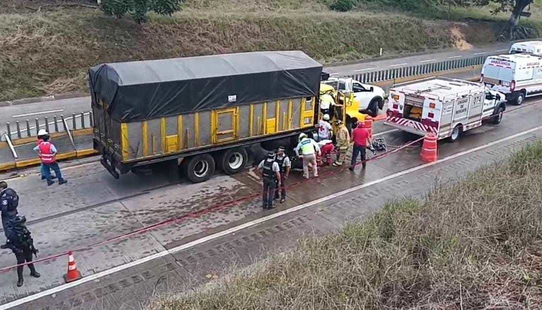 ATROPELLAN A TRABAJADORES DE CAPUFE, UNO DE ELLOS MURIO (FOTOS)