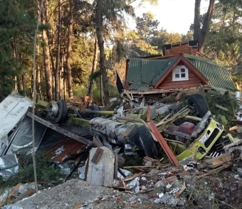 SE QUEDA SIN FRENOS, IMPACTA CABAÑAS, DOS MUERTOS.