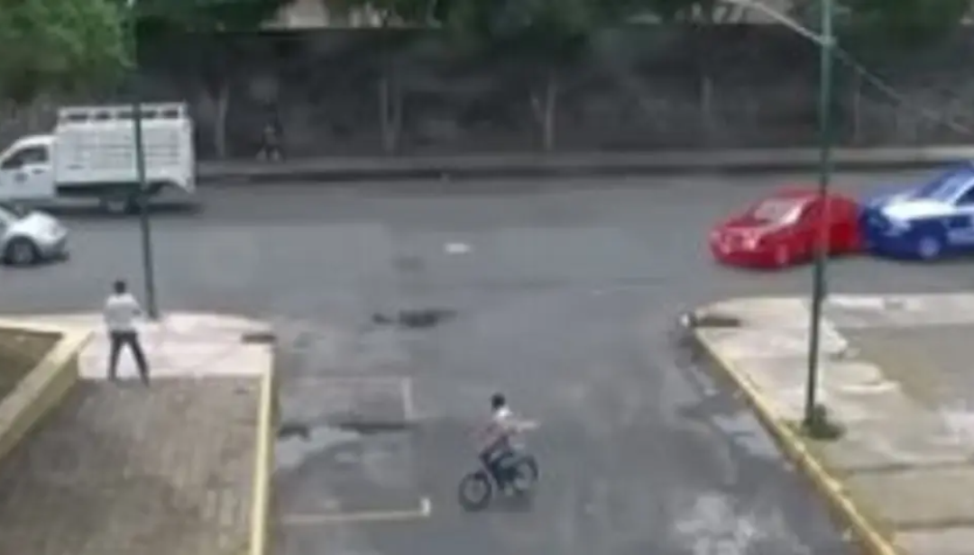 Golpea brutalmente a mujer en plena calle y huye