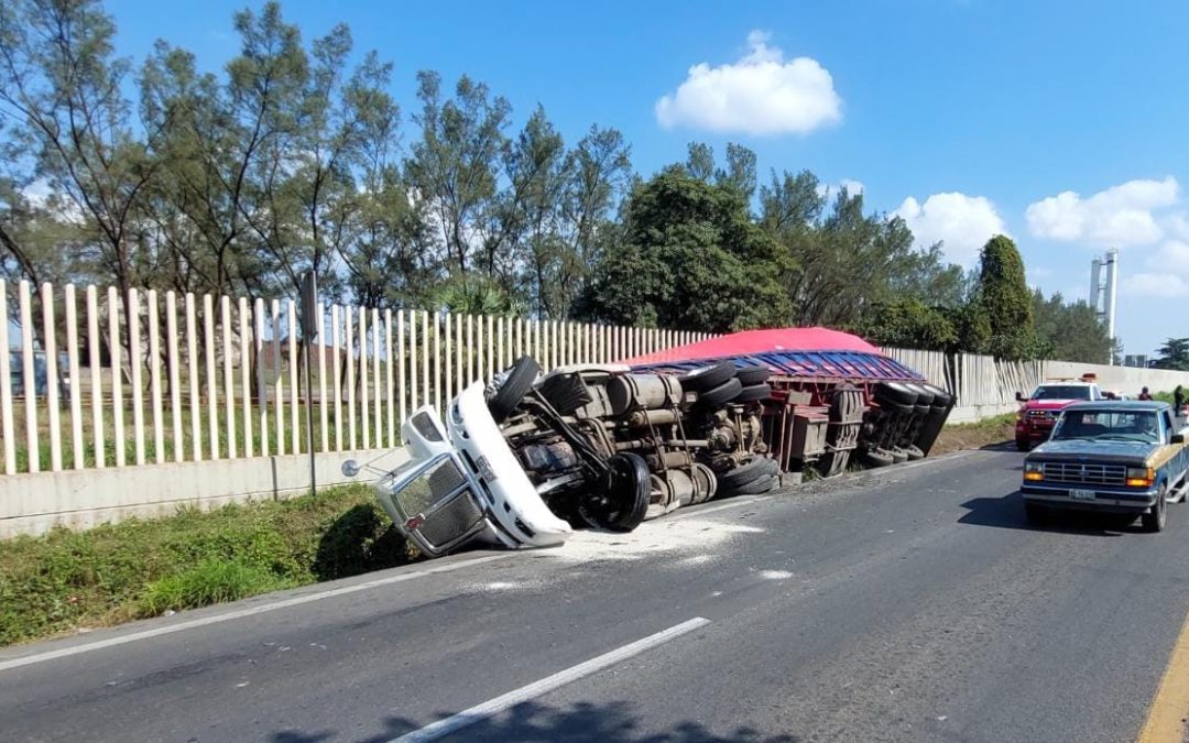 APARATOSA VOLCADURA DE TRAILER CON FERTILIZANTE EN LA CARRETERA VERACRUZ-XALAPA