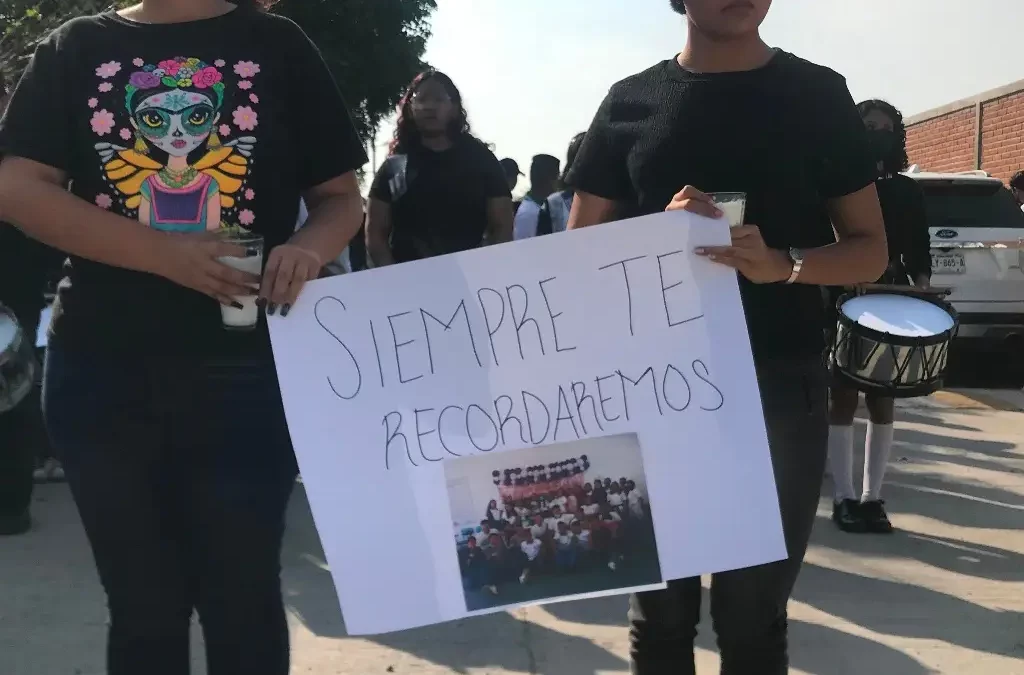 ESTUDIANTES DEL COBAEV 62 RINDEN HOMENAJE A JOEL ASESINADO DE DOS PUÑALADAS EN LA RESERVA 4