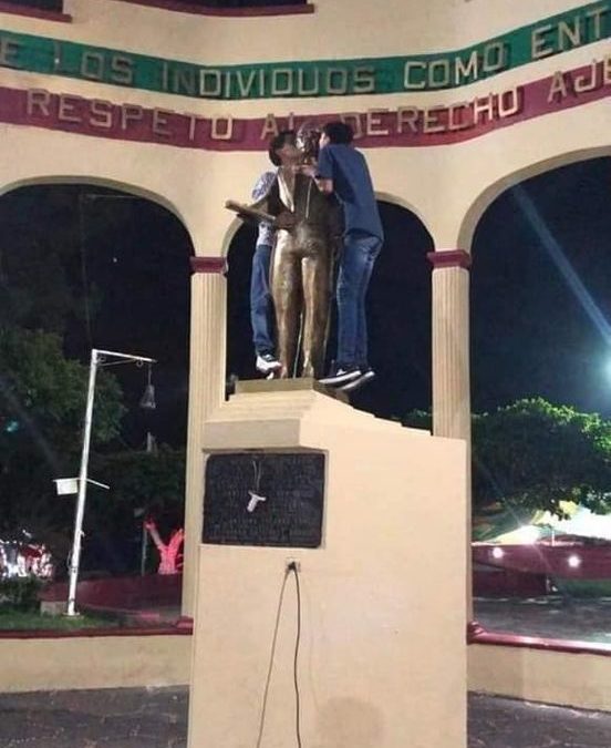 JOVENES ALCOHOLIZADOS SE SUBEN A ESTATUA DE BENITO JUÁREZ