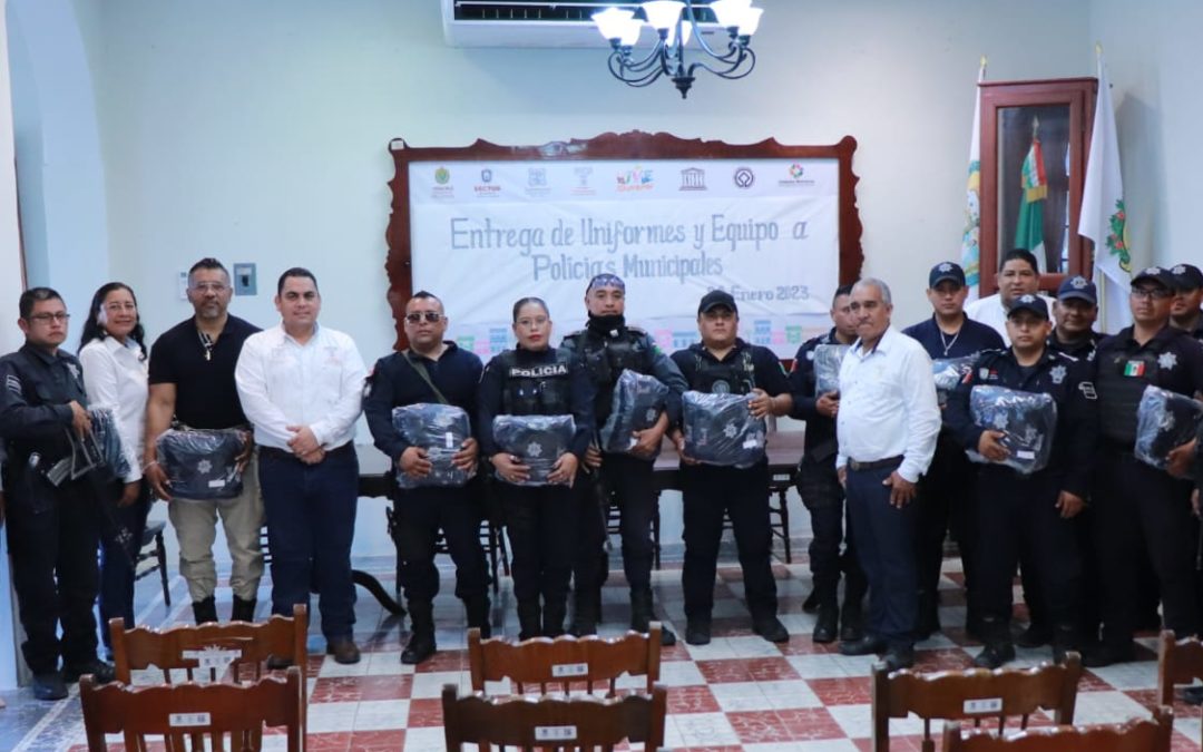 ENTREGAN UNIFORMES A LA POLICIA MUNICIPAL DE TLACOTALPAN