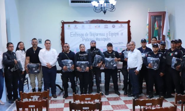 ENTREGAN UNIFORMES A LA POLICIA MUNICIPAL DE TLACOTALPAN