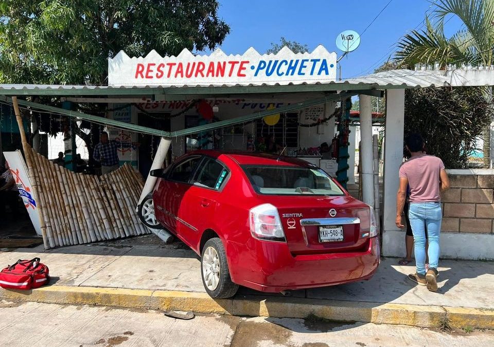 AUTOMOVILISTA SE ESTRELLA EN RESTAURANTE DE MARISCOS EN OLUTA