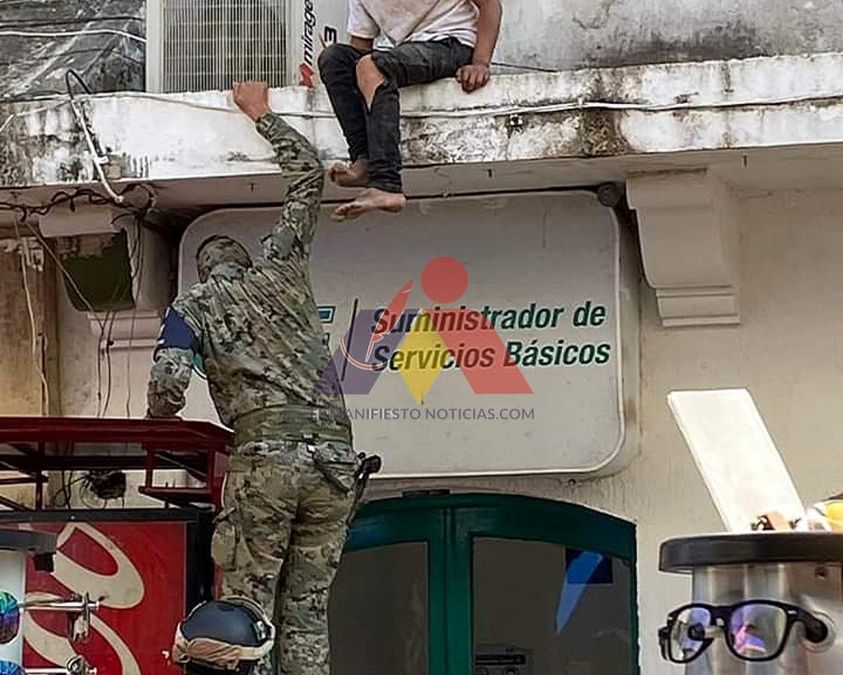 POLICÍAS RESCATAN A DR0GADICTO QUE SE SUBIÓ A UN ALERO DEL PALACIO MUNICIPAL DE ACAYUCAN