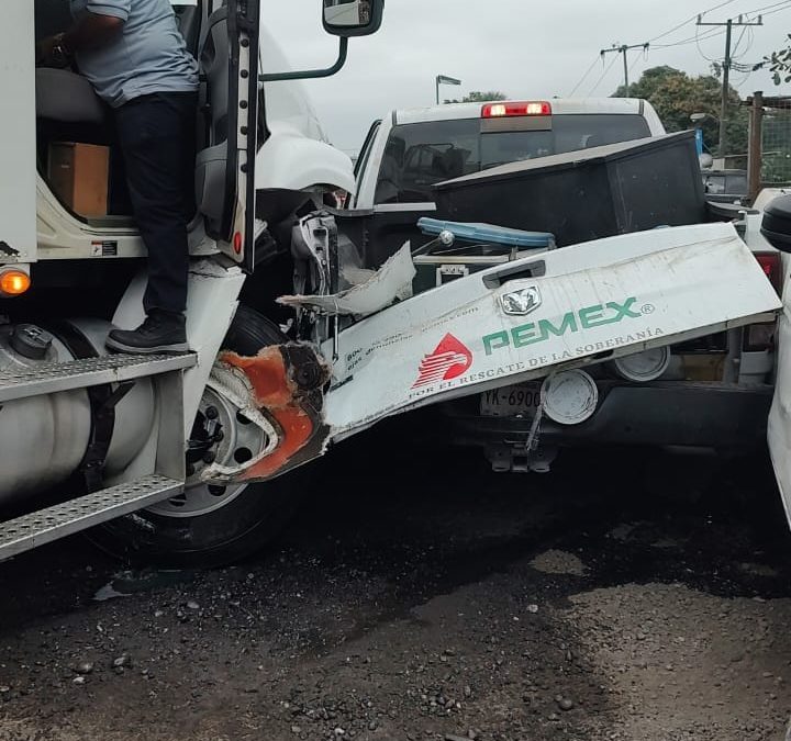 PIPA DE PEMEX IMPACTA VEHÍCULOS EN TIERRA BLANCA (FOTOS)