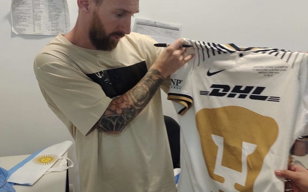 Messi presume playera de Pumas