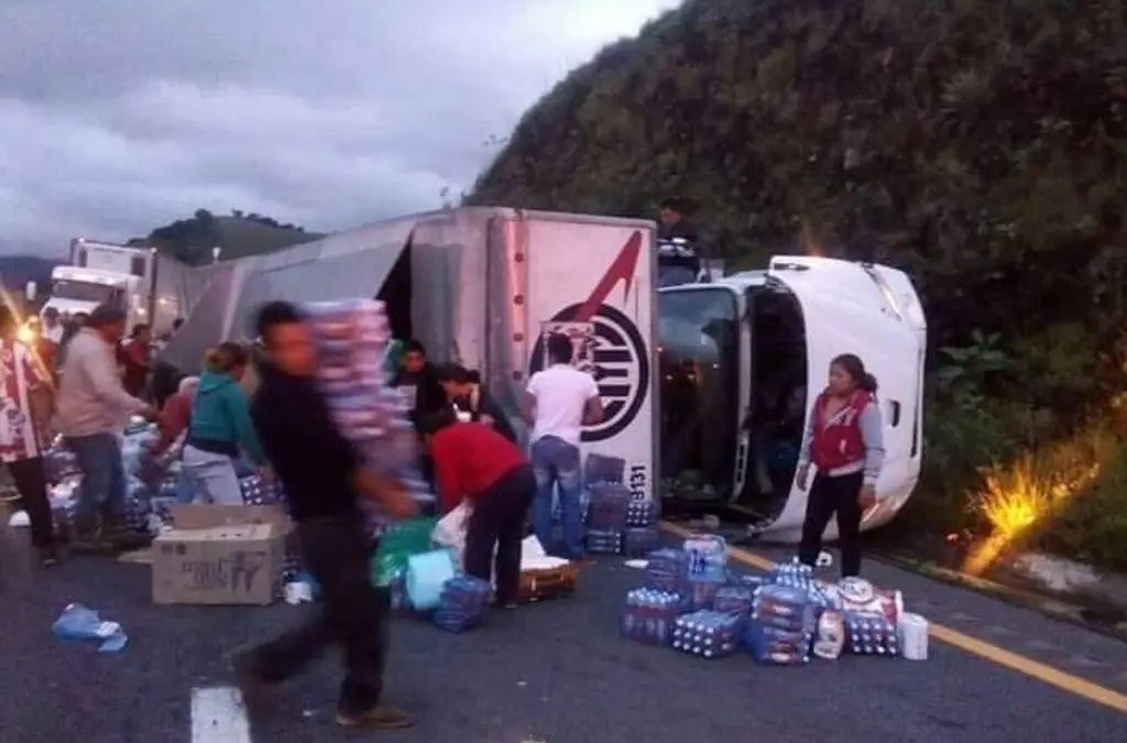 Camión se voltea en carretera federal 190