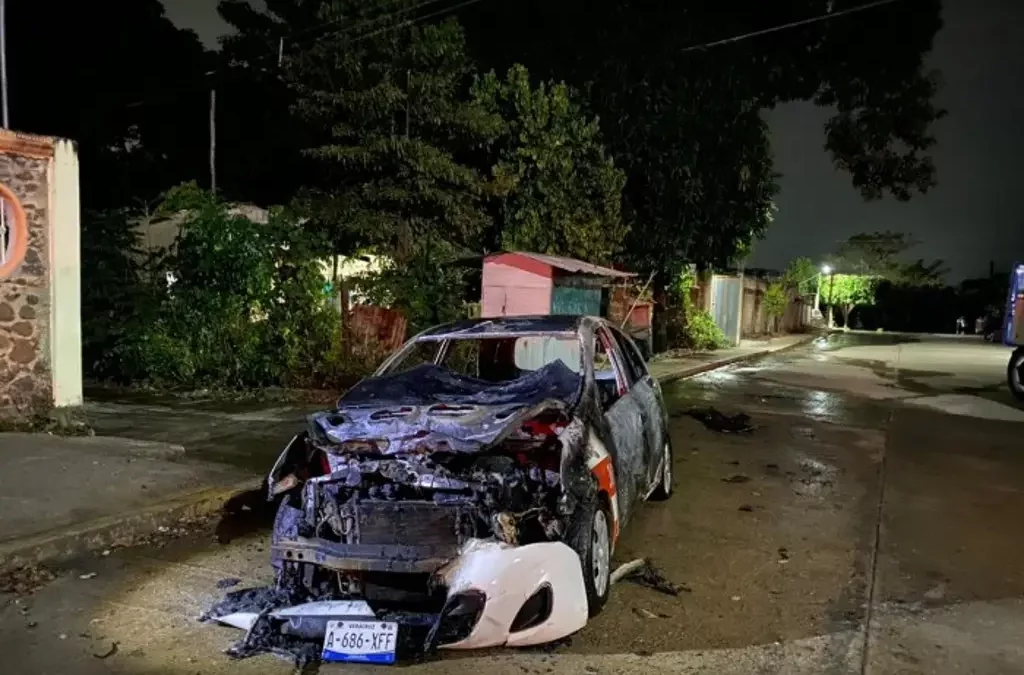 Le prenden fuego a taxi en Villa Oluta