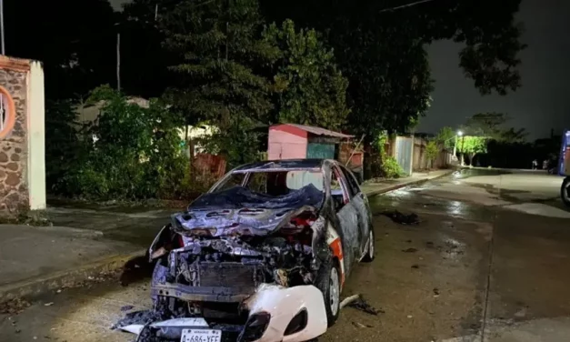 Le prenden fuego a taxi en Villa Oluta