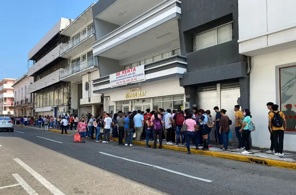 LA SUCURSAL DEL BANCO BIENESTAR REGISTRA LARGAS FILAS