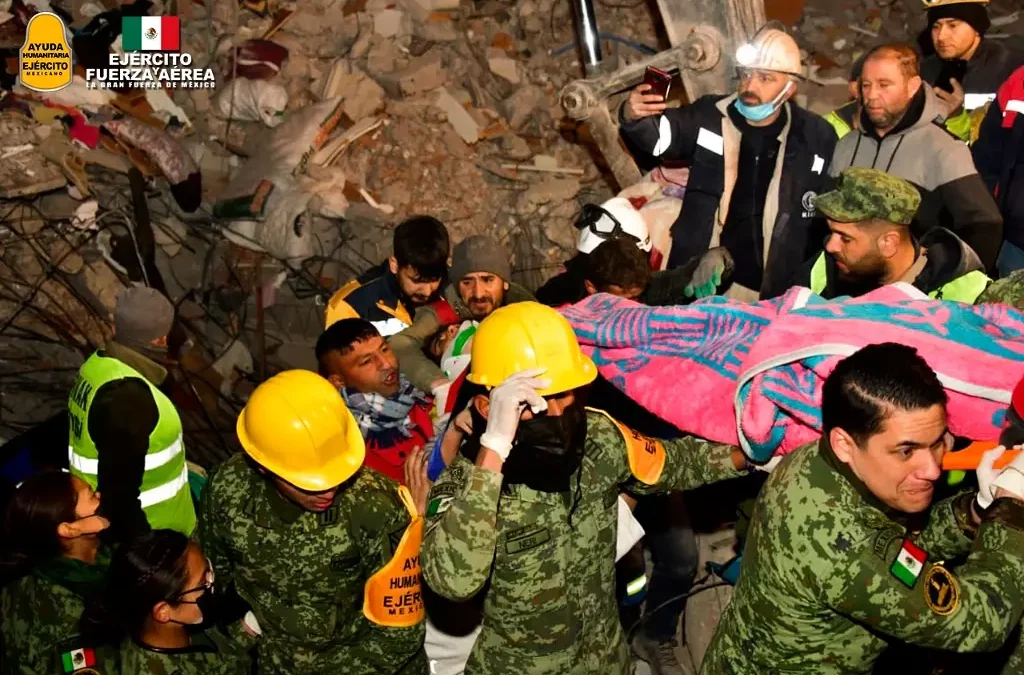 Brigadistas mexicanos han rescatado a personas con vida en Turquía