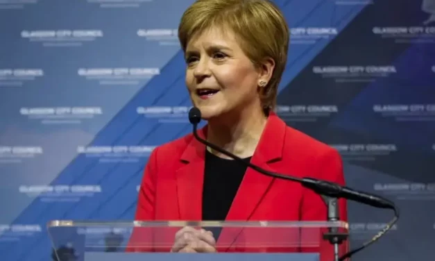 Renuncia la primera ministra de Escocia
