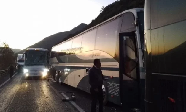 Carambola de tres autobuses en la autopista Orizaba-Puebla