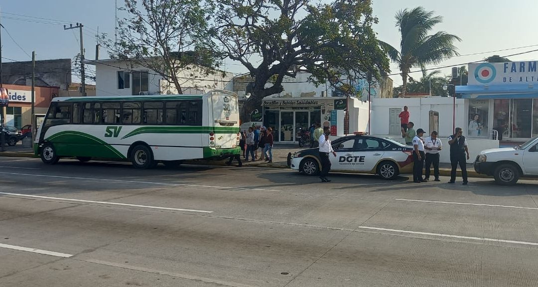 TRANSPORTE PUBLICO DETIENE ARBITRARIAMENTE CAMIONES DE LA LINEA SAETA CON TODO Y PASAJEROS (VIDEO)
