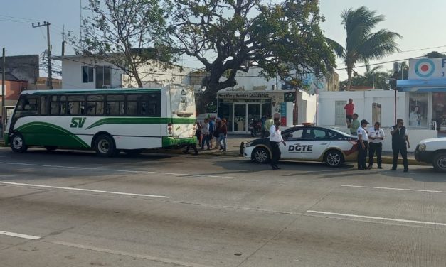 TRANSPORTE PUBLICO DETIENE ARBITRARIAMENTE CAMIONES DE LA LINEA SAETA CON TODO Y PASAJEROS (VIDEO)