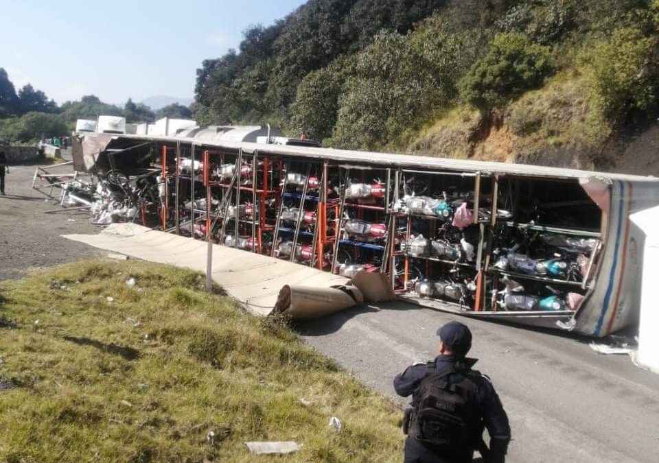 VUELCA CAMIÓN QUE TRANSPORTABA MOTOCICLETAS