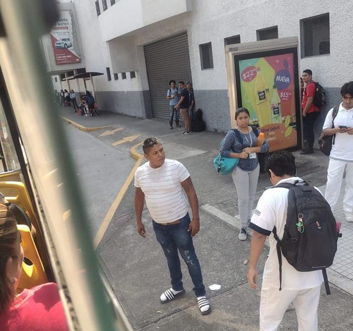CHOFER DE LA LINEA PUENTE MORENO AGREDE ESTUDIANTE