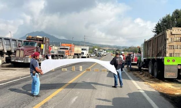 CAMIONEROS BLOQUEAN LA CARRETERA ATZALAN-TLAPACOYAN -JALACINGO -TEZIUTLAN EXIGEN REHABILITACIÓN