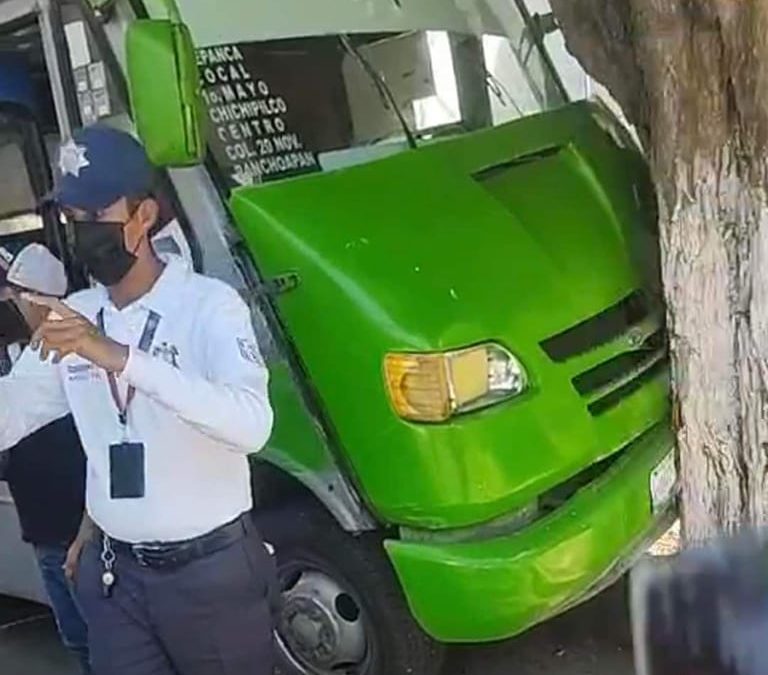 MICROBUS SE QUEDA SIN FRENOS EN SAN ANDRES TUXTLA