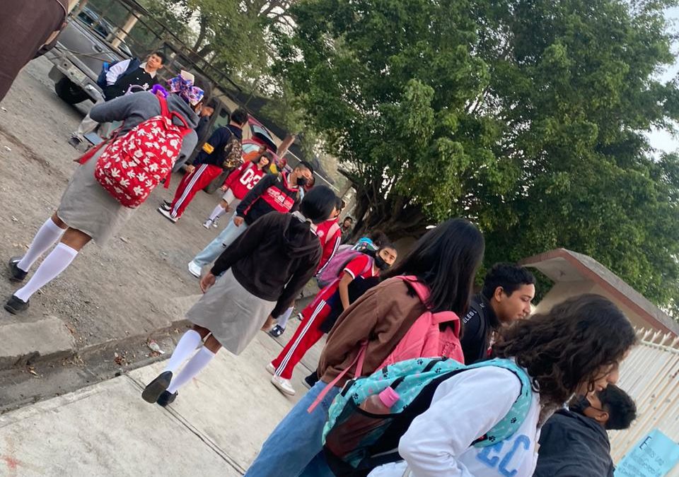 PLANTÓN EN LA SECUNDARIA TÉCNICA AGROPECUARIA DE PIEDRAS NEGRAS