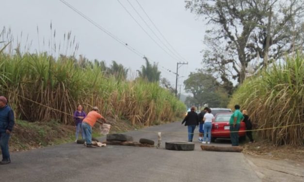 BLOQUEAN HABITANTES DE CORDOBA CARRETERA AL PENAL DE LA TOMA EN AMATLAN