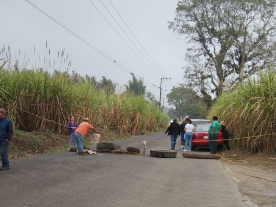 BLOQUEAN HABITANTES DE CORDOBA CARRETERA AL PENAL DE LA TOMA EN AMATLAN