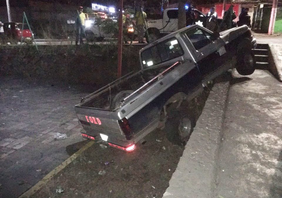 TERMINA CAMIONETA FORD EN EL PATRIO DE LA CLINICA DEL IMSS