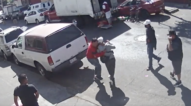 Asaltan a transeúnte afuera de mercado