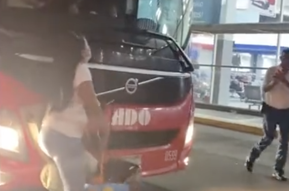 Mujer llega a tarde y no le permite chofer el entrar al ADO