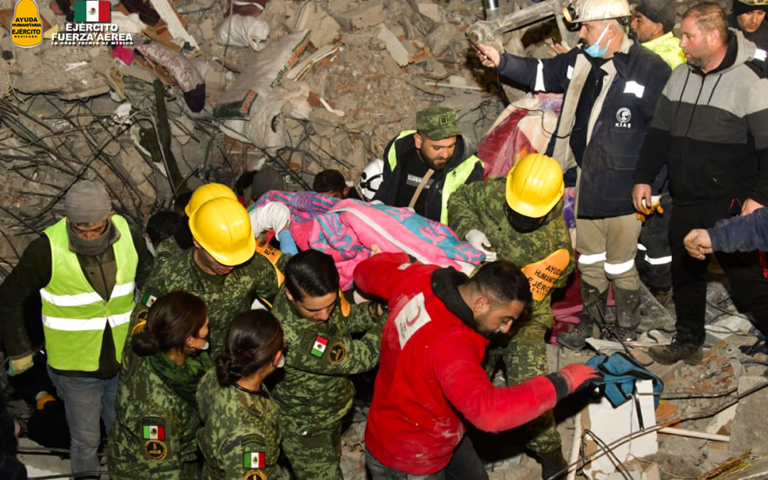 EJERCITO MEXICANO RESCATA PERSONA CON VIDA EN TURQUIA (FOTOS)