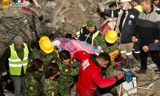 EJERCITO MEXICANO RESCATA PERSONA CON VIDA EN TURQUIA (FOTOS)