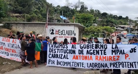 HABITANTES EXIGEN RENUNCIA DE AGENTE MUNICIPAL