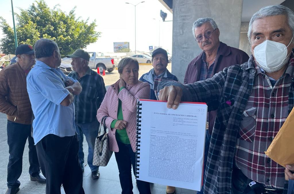 PROTESTAN TRABAJADORES AL PRESIDENTE DE LA JUNTA 22 DE CONCILIACION