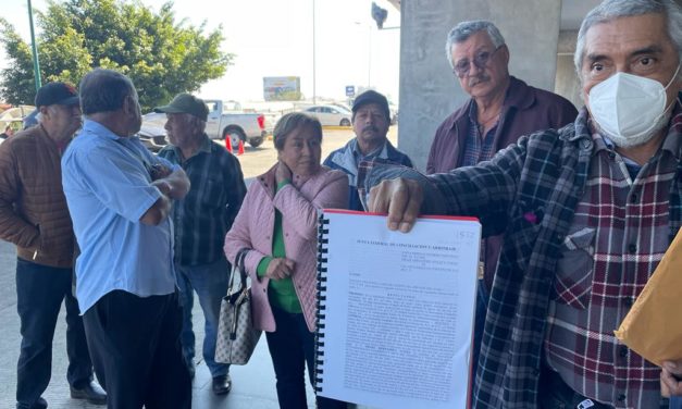 PROTESTAN TRABAJADORES AL PRESIDENTE DE LA JUNTA 22 DE CONCILIACION