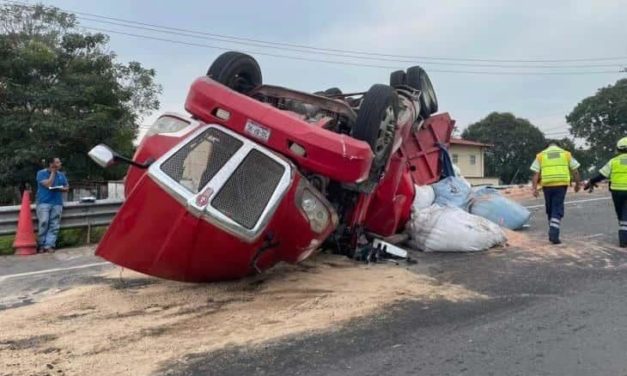 Trailer se vuelca en carretera Coatza-Mina