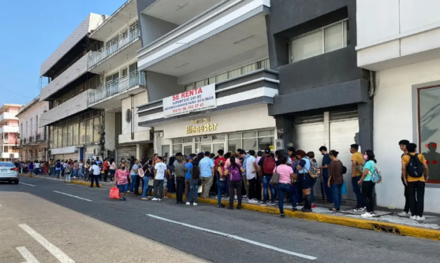 Larga fila para recibir tarjeta del Banco de Bienestar, esto señalan los beneficiarios